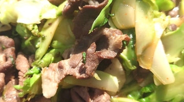 本日紹介のスタッフお手製料理は、猪肉とつぼみ菜の炒めものです。
