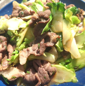 本日紹介のスタッフお手製料理は、猪肉とつぼみ菜の炒めものです。
